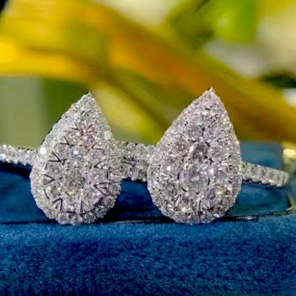 ♥️Zircon Stones Ring micropave teardrop stones run down sides silver plated - Picture 5 of 8